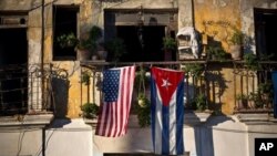 Bendera AS dan Kuba tergantung di sebuah balkon di kawasan Old Havana, Kuba, 19 Desember 2014.