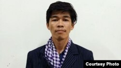 រូបឯកសារ៖ លោក សុវណ្ណ រិទ្ធី ចាងហ្វាងសារព័ត៌មាន TVFB បង់កក្រមា ត្រូវបានសួរចម្លើយនៅស្នងការដ្ឋាននគរបាលរាជធានីភ្នំពេញ កាលពីថ្ងៃពុធ និងត្រូវបានចោទប្រកាន់កាលពីថ្ងៃព្រហស្បតិ៍ (រូបថតពីហ្វេសប៊ុករបស់ស្នងការដ្ឋាននគរបាលរាជធានីភ្នំពេញ)