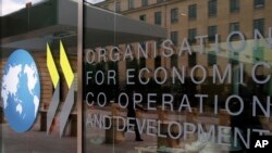 Logo di pintu masuk markas besar Organisasi untuk Kerjasama dan Pembangunan Ekonomi (OECD) di Paris, Perancis, 7 Juni 2019. (Foto: dok).