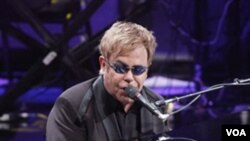 Penyanyi Elton John saat melakukan konser di New York, 19 Oktober 2010.