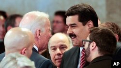 Venesuela Prezidenti Nikolas Maduro Braziliyada AQSh Vitse-prezidenti Jo Bayden bilan qo'l berib ko'rishmoqda, Brazilia shahri, 1-yanvar, 2015-yil