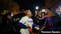 14일 미국 수도 워싱턴에서 열린 도널드 트럼프 대통령 지지 집회 참가자가 시민과 논쟁을 벌이고 있다.