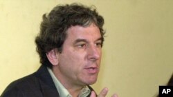 លោក​ ប្រេដ អាដាមស៍ (Brad Adams)​ ​នាយក​អង្គការ​ឃ្លាំមើល​សិទ្ធិ​មនុស្ស​ប្រចាំ​តំបន់​អាស៊ី ថ្លែង​ក្នុង​អំឡុង​ពេល​សន្និសីទ​សារព័ត៌មាន​មួយ នៅក្នុង​ប្រទេស​ឥណ្ឌា នៅ​ថ្ងៃទី ១២ ខែកញ្ញា ឆ្នាំ២០០៦។ (AP Photo/Mukhtar Khan)