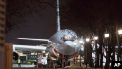 Pesawat yang membawa 23 diplomat Rusia, yang diusir oleh Inggris, tiba di Moskow. 