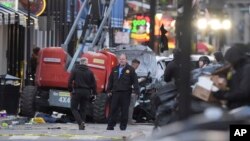 จนท.ตรวจสอบจุดเกิดเหตุที่ถนนเบอร์เบิน สตรีท นิวออร์ลีนส์ รัฐลุยเซียยา เมื่อ 1 ม.ค. 2025 (AP Photo/Gerald Herbert)