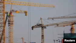 北京一处建筑工地林立的塔吊。（2021年1月13日）