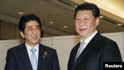 Chủ tịch Trung Quốc Tập Cận Bình và Thủ tướng Nhật Bản Shinzo Abe tại Thượng đỉnh Á-Phi ở Indonesia, ngày 22/4/2015.
