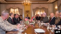 AQSh Mudofaa vaziri Eshton Karter Kurdiston rahbari Ma'sud Barzaniy bilan muzokarada, Irbil, 23-oktabrm 2016 