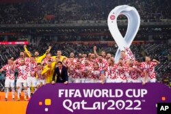 Les joueurs de la Croatie célèbrent avec leurs médailles au Khalifa International Stadium à Doha, Qatar, samedi 17 décembre 2022.
