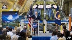ARSIP – Administrator NASA, Jim Bridenstine, berbicara kepada para karyawan tentang kemajuan badan tersebut terkait misi astronot kembali ke bulan dan ke planet Mars dalam sebuah acara yang disiarkan televisi, Senin, 11 Maret 2019 (foto: Aubrey Gemignani/NASA via AP)