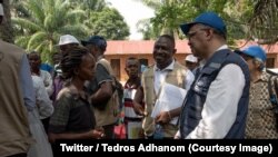 ARCHIVES - Tedros Adhanom, directeur général de l'OMS, discute avec des habitants du village d’Itipo, dans la province de l’Equateur, RDC, 12 juin 2018. 