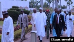 Shugaba Muhammad Buhari yayinda ya fito daga Masallaci bayan ya kammala sallar Juma'a yau a Abuja