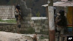 Des policiers montent la garde lors d'une opération anti-gang dans le quartier de Kenscoff à Port-au-Prince, Haïti, le 3 février 2025. 