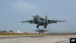 Pesawat jet tempur Su-25 Rusia tinggal landas dari pangkalan udara Hemeimeem di Suriah untuk melakukan serangan udara (22/10). Rusia menerbangkan sejumlah wartawan yang berkantor di Moskow ke pangkalan udara Hemeimeem untuk mengadakan tur.