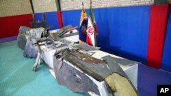 បំណែក​នៃ​យន្ត​ហោះ​គ្មានមនុស្ស​បើក​របស់​សហរដ្ឋ​អាមេរិក ត្រូវ​បាន​ដាក់​បង្ហាញ​នៅទីក្រុង​តេហេរ៉ង ប្រទេស​អ៊ីរ៉ង់​ កាល​ពីថ្ងៃ​សុក្រុង​ ២១ មិថុនា ២០១៩។