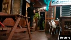 Pria bersenjata terlihat di dekat pintu sebuah hotel di Sabah (2/4).
