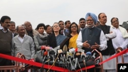 Former Indian prime Minister Manmohan Singh, center right, makes a press statement with Congress party President Sonia Gandhi, center, and party leaders in New Delhi, India, Feb. 27, 2020. 