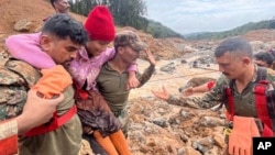 ይህ ምስል የህንድ ጦር ወታደሮች በህንድ ደቡባዊ ኬረላ ዋይያናድ በሚገኝ መንደር የመሬት መንሸራተት የማዳን ስራ ላይ ተሰማርተው ያሳያል፣ ሐምሌ 24 ቀን 2016 ዓ.ም. (PRO Defence Kochi)