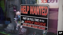 ARHIVA - Oglas za zapošljavanje u izlogu radnje u Južnoj Dakoti (Foto: AP/David Zalubowski)