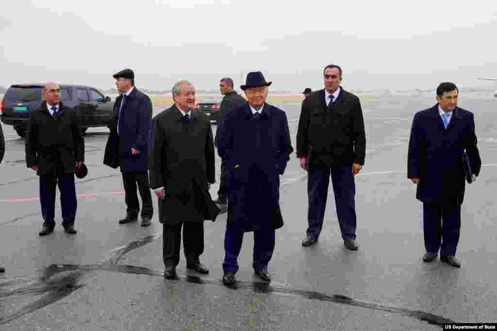 AQSh Davlat kotibi Jon Kerrini O&#39;zbekiston rahbari Islom Karimovning o&#39;zi kutib oldi