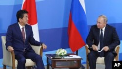 블라디미르 푸틴 러시아 대통령과 아베 신조 일본 총리가 5일 블라디보스토크에서 정상회담을 했다.