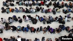 រូបឯកសារ៖ កម្មករ​នេសាទ​កម្ពុជា​ ដែល​ត្រូវ​បាន​ជួយ​សង្រ្គោះ​ពី​ទូក​នេសាទ​ថៃ កំពុង​ទទួលទាន​អាហារ​ពេល​​ព្រឹក​នៅ​សង្កាត់​ជ្រោយចង្វារ​ ក្រុង​ភ្នំពេញ​ កាល​ពី​ថ្ងៃទី១៨ ខែ​មិថុនា ឆ្នាំ​២០១៥។ 