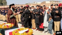 مراسم نماز جنازۀ افسر پولیس پاکستان که در حملۀ روز دوشنبه در خیبرپشتونخوا کشته شد. 