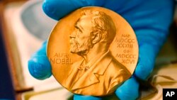 Zlatna medalja - Nobelova nagrada za književnost (arhivska fotografija)