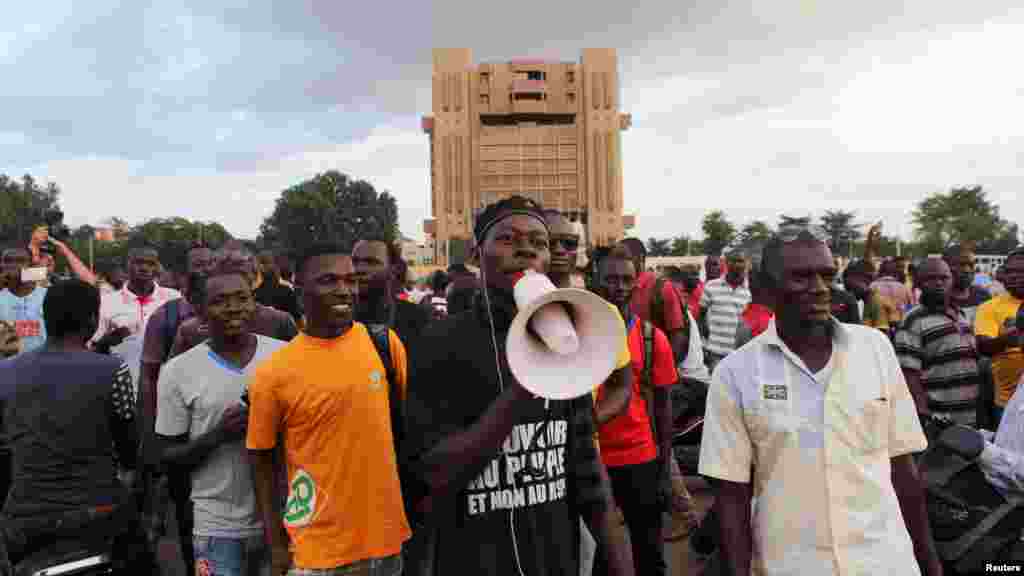 Desmanifestants scandent des slogans contre la garde présidentielle à Ouagadougou, au Burkina Faso, 16 Septembre, 2015. 