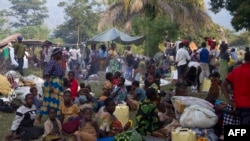Refugees from eastern Democratic Republic of Congo (DRC) wait at the Busunga border in western Uganda, July 13, 2013.