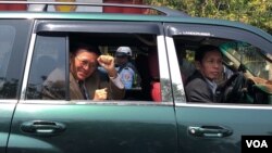 រូបឯកសារ៖ លោក កឹម សុខា ចាកចេញពីសាលាដំបូងរាជធានីភ្នំពេញ បន្ទាប់ពីសវនាការរបស់លោកលើសំណុំរឿង «សន្ទិដ្ឋិភាពជាមួយបរទេស» នៅថ្ងៃទី៦ ខែកុម្ភៈ ឆ្នាំ ២០២០ ត្រូវបានបញ្ចប់។ (ទុំ ម្លិះ/VOA Khmer)