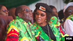 រូបឯកសារ៖ ប្រធានាធិបតី ស៊ីមបាវ៉េ លោក Robert Mugabe និង​ភរិយា​របស់​លោក គឺ​អ្នក​ស្រី Grace.