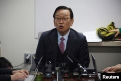 韩国总统尹锡悦的法律顾问石东炫（Seok Dong-hyeon）律师在首尔举行的记者会上讲话。（2024年12月19日）