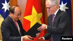  Prime Minister of the Socialist Republic of Vietnam Nguyen Xuan Phuc participates in a signing ceremony with Australian Prime Minister Malcolm Turnbull at Australia's Parliament House in Canberra, Australia, March 15, 2018. (AAP/Mick Tsikas/via REUTERS)