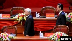 Rongsokan&nbsp;pesawat penumpang dari Bangladesh yang jatuh dan terbakar di bandara Kathmandu, Nepal, hari Senin (12/3), menewaskan sedikitnya 49 orang.&nbsp;