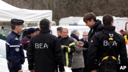 Les enquêteurs arrivent à Seyne-les-Alpes après le crash du vol Germanwings le 25 mars 2015.