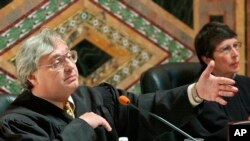 ចៅក្រម លោក Alex Kozinski ថ្លែង​នៅ​ក្នុង​តុលាការ​ឧទ្ធរណ៍​មួយ​នៅ​ក្នុង​ក្រុង San Francisco កាលពី​ថ្ងៃទី២២ ខែកញ្ញា ឆ្នាំ២០០៣។