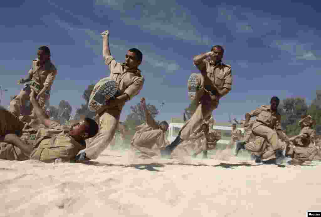 Para anggota baru polisi militer Yaman melakukan latihan beladiri bersama di ibukota Sana&#39;a.