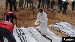 Commuters crowd Cadorna train station in Milan, Italy. Italians returned to work and restrictions on movement eased after a two-month coronavirus shutdown.