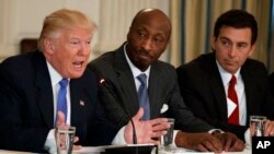 Dalam foto 23 Februari 2017, Presiden Donald Trump (kiri) berbicara saat pertemuan dengan para pimpinan perusahaan manufaktur termasuk CEO Merck Kenneth Frazier (tengah) dan CEO Ford Mark Fields. Frazier mundur dari komite penasihat bisnis untuk melawan intoleransi dan rasisme.
