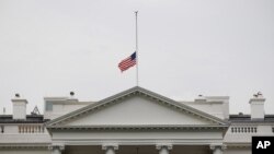 بیست ژوئن، پرچم نیمه افراشتۀ آمریکا برفراز کاخ سفید