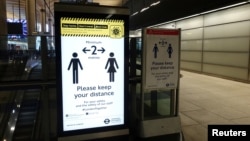  A sign regarding social distancing is seen at the Canary Wharf station, following the outbreak of the coronavirus disease (COVID-19), London, Britain, May 4, 2020. (REUTERS/Adam Oliver)