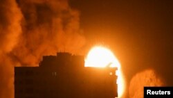 Dim i plamen iznad zgrade tokom izraelskih vazdušnih udara, usred rasplamsavanja izraelsko-palestinskog nasilja, u Gazi 17. maja 2021. Foto: (REUTERS/Ibraheem Abu Mustafa)
