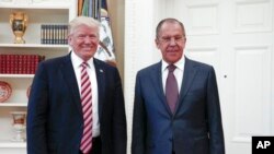 លោកដូណាល់ ត្រាំ ជួបជាមួយ​នឹង​រដ្ឋមន្រ្តីការបរទេស​រុស្ស៊ី​លោក Sergey Lavrov នៅ​សេតវិមាន​ក្នុង​រដ្ឋធានី​វ៉ាស៊ីនតោន កាល​ពីថ្ងៃ​ពុធ ទី១០ ខែ​ឧសភា ឆ្នាំ​២០១៧។