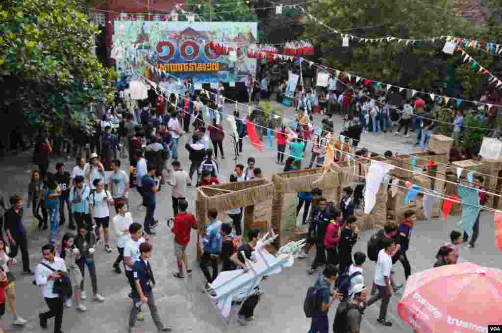 ទិដ្ឋភាពទូទៅនៃពិព័រណ៍​ទេព​កោសល្យ​ និង​ស្នាដៃ​លើក​ទី​៣​ ក្រោម​ប្រធានបទ​ &laquo;ខួប​១០០​ឆ្នាំ​នៃ​សាលា​រចនា​ ១៩១៧~២០១៧&raquo; រៀបចំដោយសាលា​ភូមិន្ទ​វិចិត្រ​សិល្បៈ​ ក្នុងរាជធានីភ្នំពេញ កាលពីថ្ងៃទី២៤ ខែមីនា ឆ្នាំ២០១៧។ (ហ៊ាន សុជាតា/VOA)