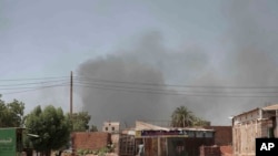 Asap mengepul dari sebuah area di Khartoum, Sudan, pada 3 Mei 2023. Pertempuran antara kelompok paramiliter dan pasukan pemerintah masih terus berlangsung di negara tersebut. (Foto: AP/Marwan Ali)