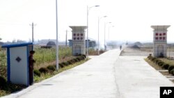 북한이 외부 투자를 유치하기 위해 신의주 인근에 조성한 '황금평경제구' 입구를 북한 군인이 지키고 있다. 이 곳에 사무실을 연 타이완 기업인은 경제구가 몇 년 째 황량한 상태라고 전했다. (자료사진)