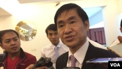 លោក ហង្ស ពុទ្ធា អ្នក​នាំពាក្យ​គណៈកម្មាធិការ​ជាតិ​រៀប​ចំការ​បោះ​ឆ្នោត​ (គ.ជ.ប) ​ថ្លែង​នៅ​ព្រឹក​ថ្ងៃ​ព្រហស្បតិ៍​នេះ​ថា​ ​គេហទំព័រ​សម្រាប់​ស្វែង​រក​ឈ្មោះ​បោះឆ្នោត​ដែល​មាន​អាស័យដ្ឋាន​ ​www.voterlist.org.kh ​ត្រូវ​បាន​ក្រុម​អ្នក​លួច​មើល​ទិន្នន័យ​កុំព្យូទ័រ​ ឬ​ហៅថា​ Hackers ​ចូល​ទៅ​បង្ក​ការ​រំខាន​ដល់​ការ​ស្វែង​រក​ឈ្មោះ​របស់​អ្នក​ដែល​បាន​ចុះ​បោះឆ្នោត​ក្នុង​គេហទំព័រ​នោះ។ (ហ៊ុល រស្មី/VOA) 