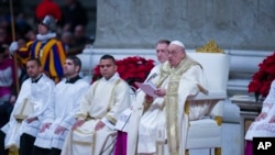 რომის პაპი ფრანცისკე წმ.პეტრეს ბაზილიკაში, საშობაო ლიტურგიის დროს. 2024 წლის 24 დეკემბერი