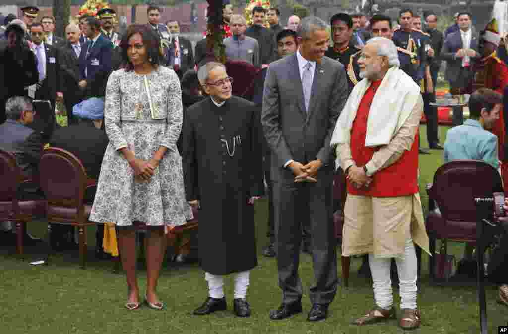 U.S. President Barack Obama, second right and first lady Michelle Obama, left stand with Indian Prime Minister Narendra Modi, right and Indian President Pranab Mukherjee during a photo op at a reception hosted by Mukherjee on India&rsquo;s Republic Day at the presidential palace in New Delhi, India.